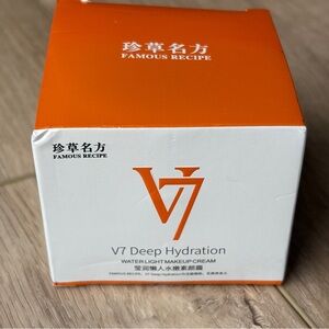 Moisturizing Cream V7 Deep Hydration Waterlight Makeup Cream NIB